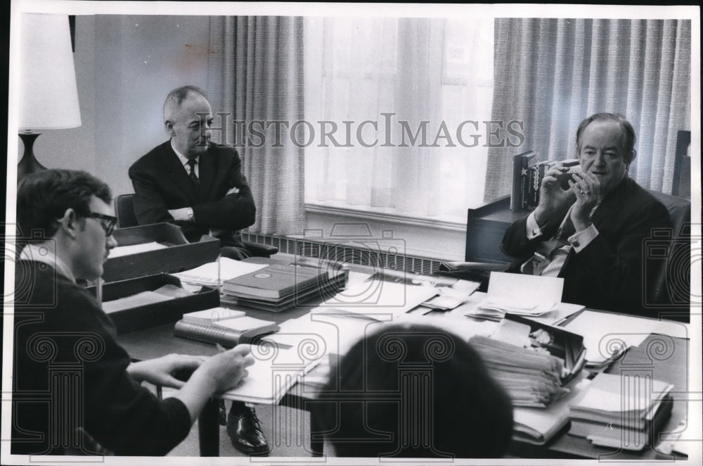 1969 Press Photo Professor Hubert Humphrey and Macalester Pres. Arthur Flemming - Historic Images