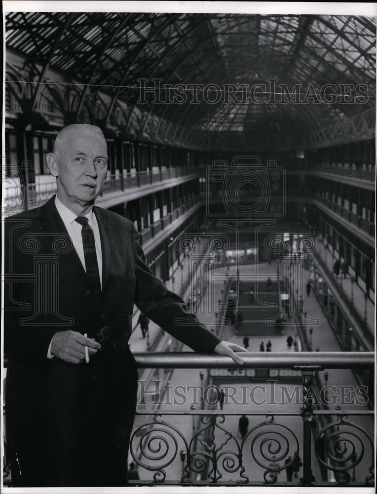 1967 Press Photo William Henry-Dir. Regional Planning Commission in the Arcade - Historic Images