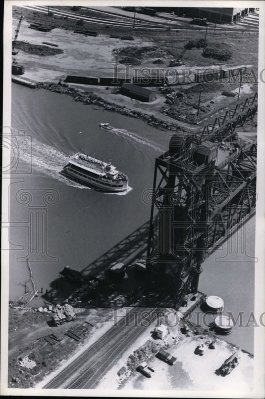 1969 Press Photo Goodtime up River on tour, number one Rail Road Bridge - Historic Images