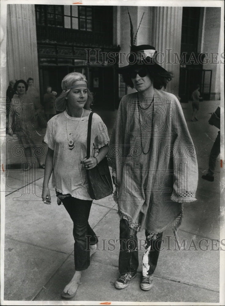 1969 Press Photo Sharon Hartman and Bruce Stanbaugh Dressed as Hippies - Historic Images