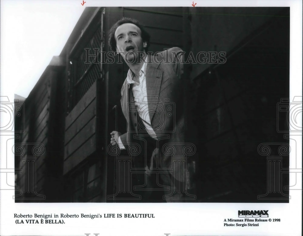 1999 Press Photo Roberto Benigni in Life is Beautiful - cvp02865 - Historic Images