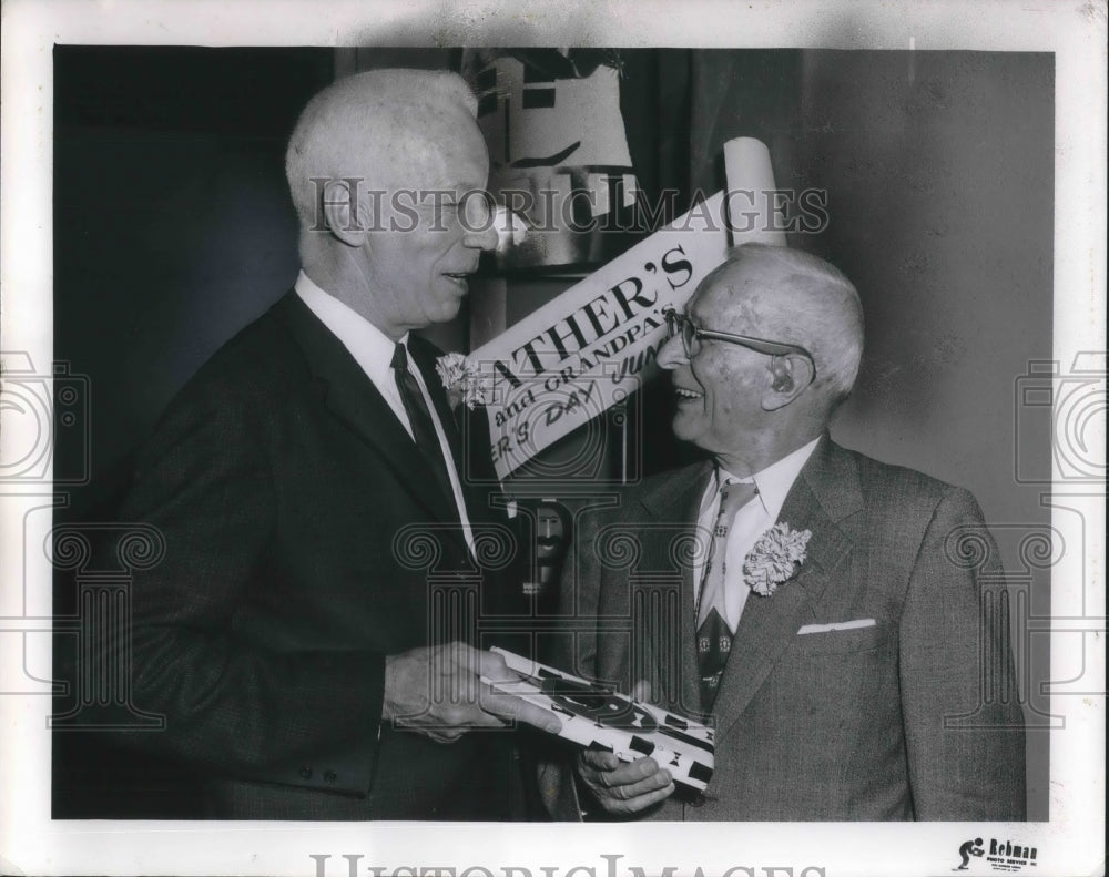 1963 Press Photo Gordon Cobbledick Plain Dealer Sports Editor and Fred Patzel - Historic Images