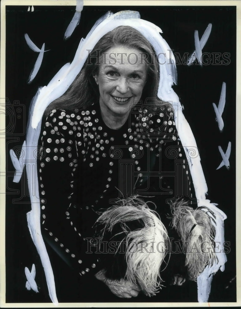 1979, Geraldine Fitzgerald performing in Streetsongs - cvp15575 - Historic Images