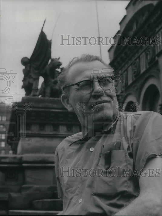 1977 Press Photo Louis Haaga Custodian Soldiers and Sailors Monument - Historic Images