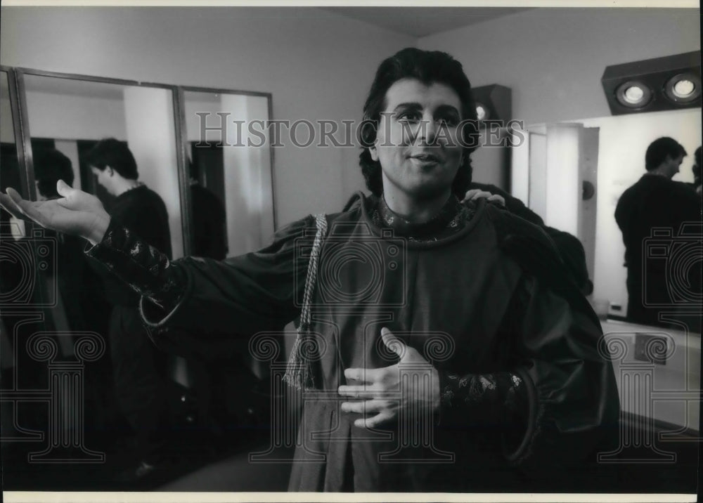 1992 Press Photo Opera Singer Jerry Hadley prepares for New York Met Opera - Historic Images