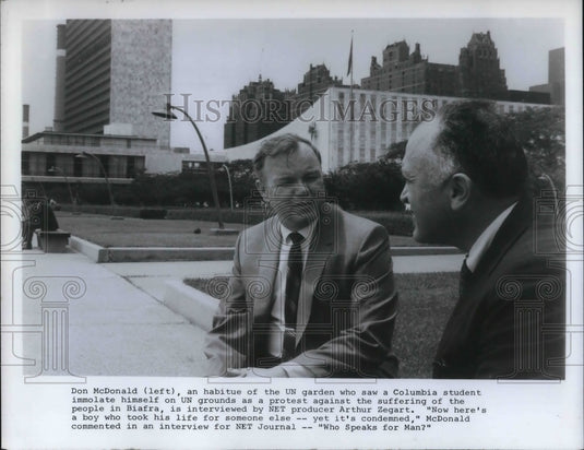Press Photo Don McDonald at UN Garden & Columbia Student - cvp19231 - Historic Images