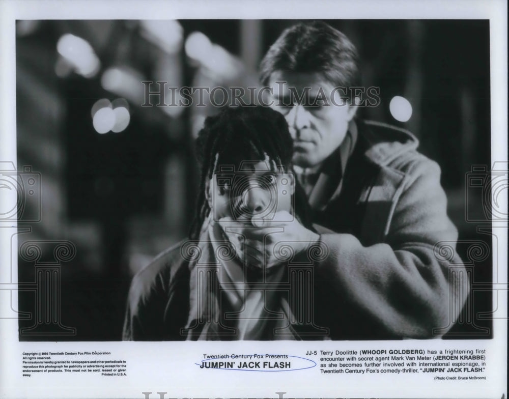 1986 Press Photo Whoopi Goldberg and Jeroen Krabbe in Jumpin&#39; Jack Flash. - Historic Images