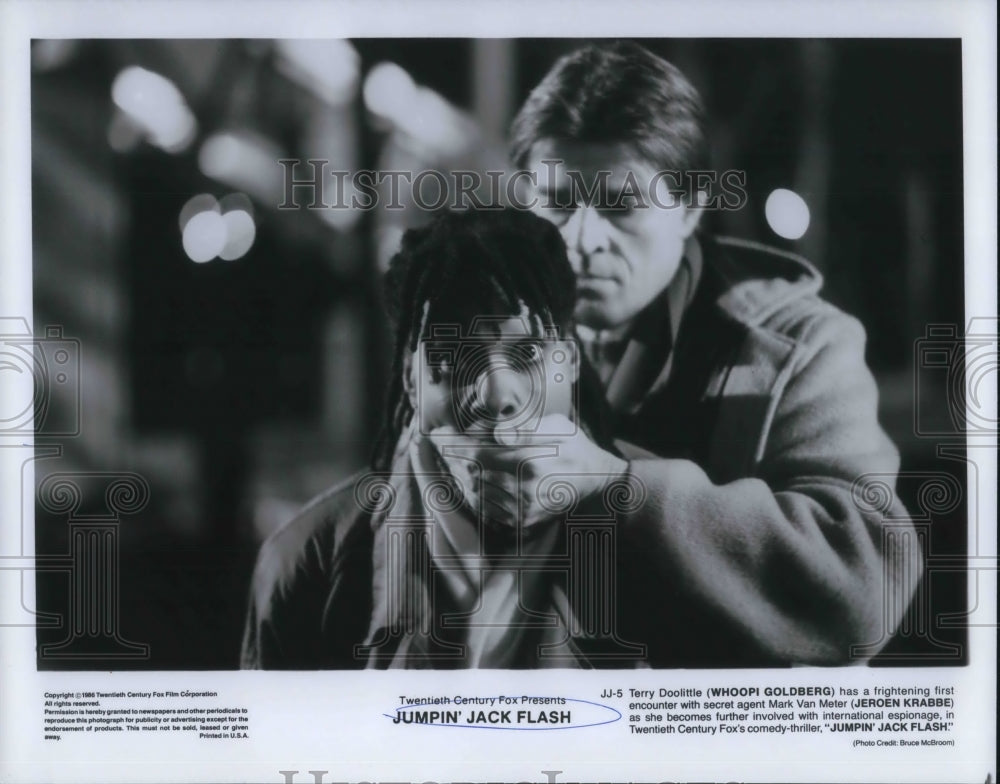 1986 Press Photo Whoopi Goldberg and Jeroen Krabbe in Jumpin' Jack Flash. - Historic Images