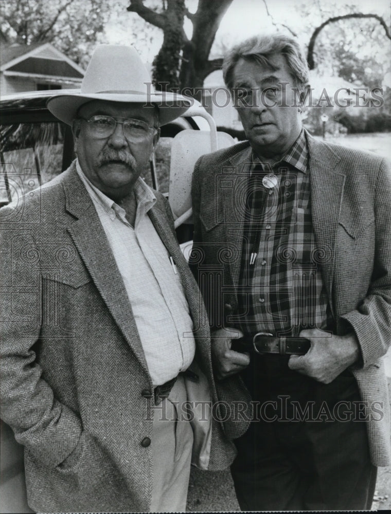 1987 Press Photo Robert Mitchum and Wilford Brimley "Thompon's Last Run"- Historic Images
