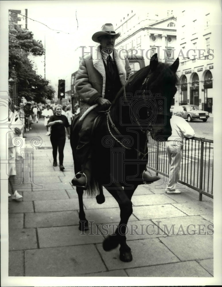 1989 Press Photo Dennis Weaver The Return Of Sam McCloud- Historic Images