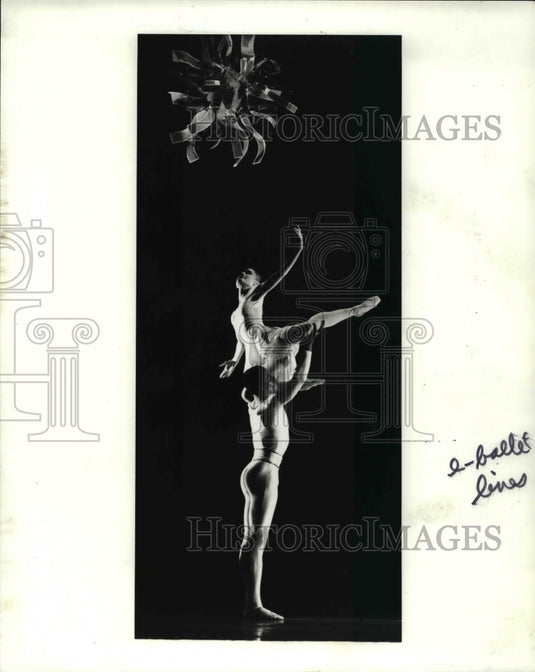 1982 Lynn Brennan Tabor and Christoper Haskins in Summerscape - Historic Images