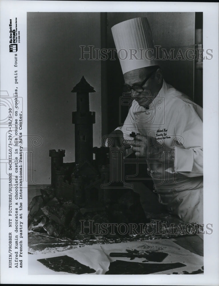 1988 Press Photo Aalbert Kumin Decorates Chocolate Caslte In HIs Course On- Historic Images