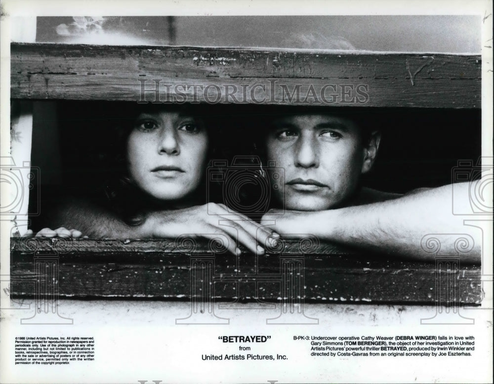 1988 Press Photo Debra Winger &amp; Tom Berenger in Betrayed - cvp30865-Historic Images