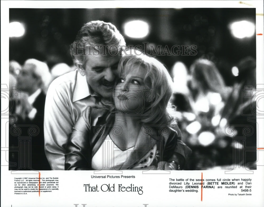 1997 Press Photo Bette Midler Dennis Farina In That Old Feeling - cvp32127 - Historic Images