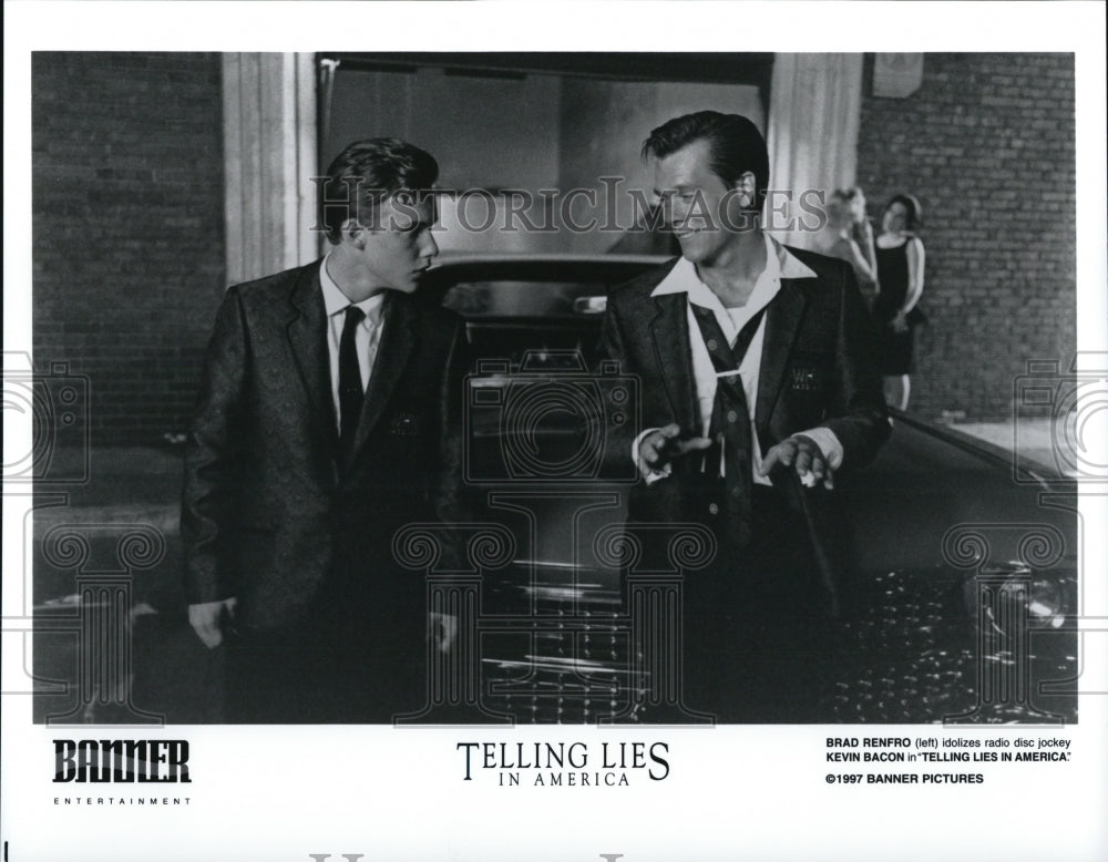 1997, Brad Renfro & Kevin Bacon in Telling lies in america - Historic Images