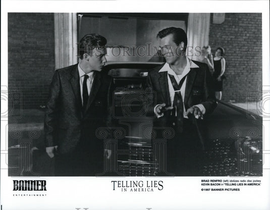 1997, Brad Renfro & Kevin Bacon in Telling lies in america - Historic Images
