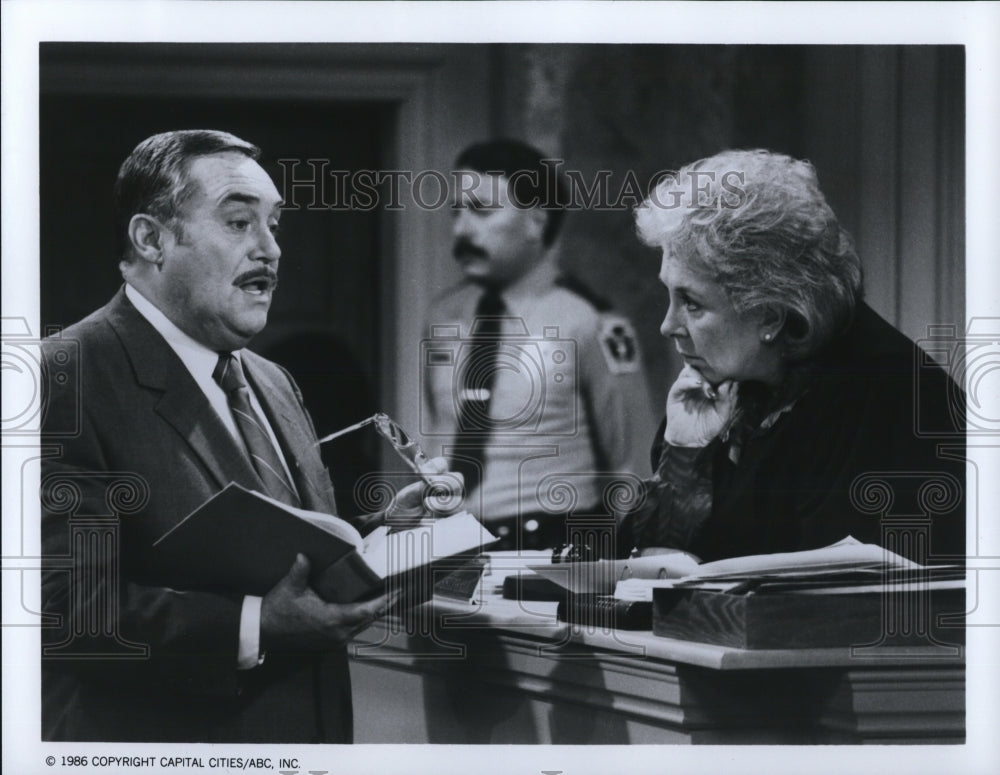 1986 Press Photo Christopher Hewett and Doris Roberts on Mr. Belvedere TV show - Historic Images