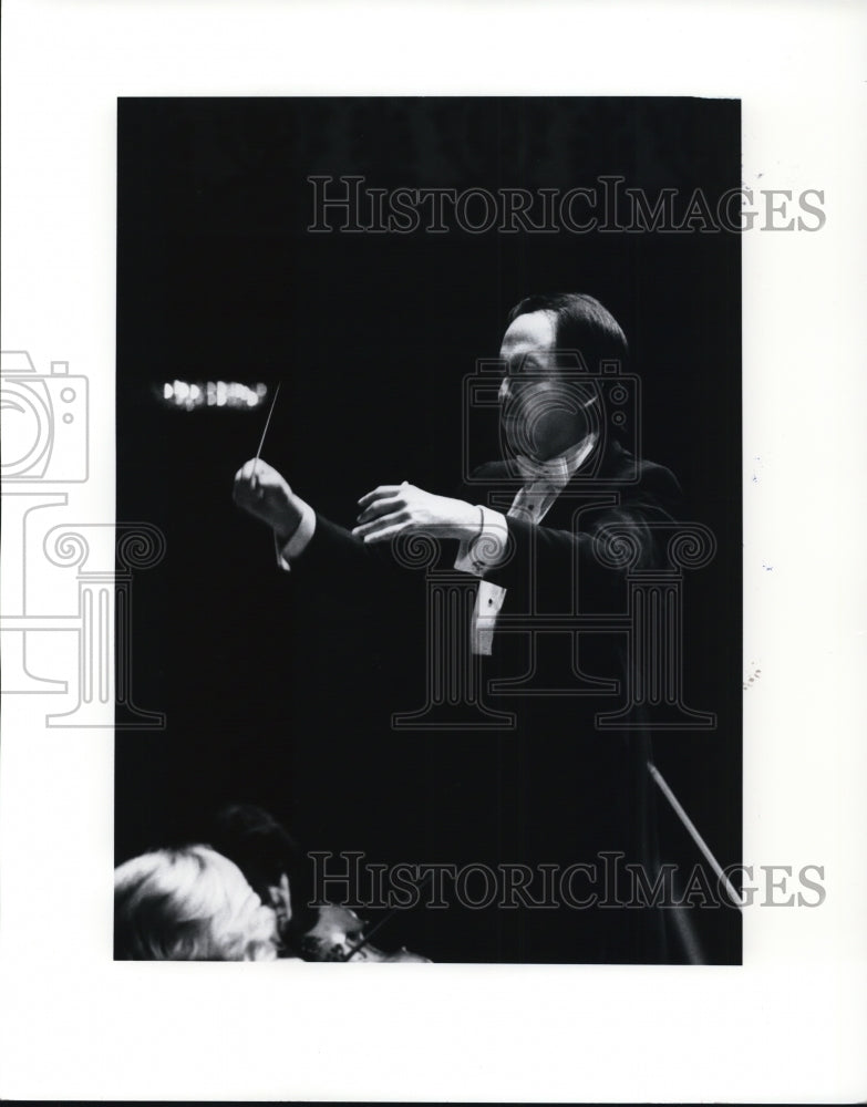 1990 Press Photo Jesus Lopez Cobos Conducts Chamber Orchestra Lausanne - Historic Images