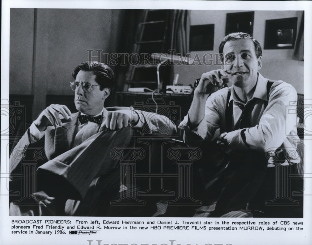 1986 Press Photo Edward Hermann and Daniel J. Travanti star in Murrow - Historic Images