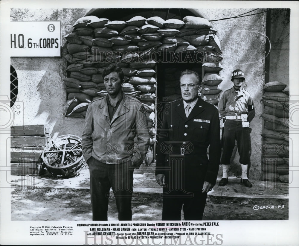 1968 Press Photo Robert Mitchum &amp; Peter Falk in Anzio - cvp33361-Historic Images