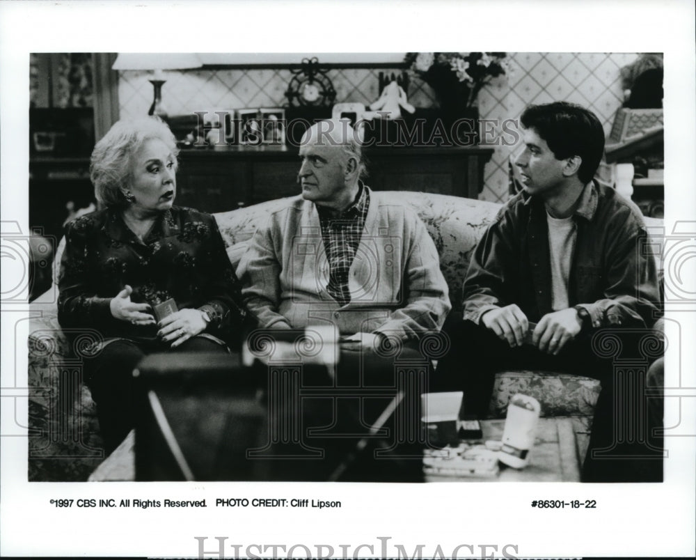 1997, Doris Roberts Peter Boyle Ray Romano Everyone Loves Raymond - Historic Images