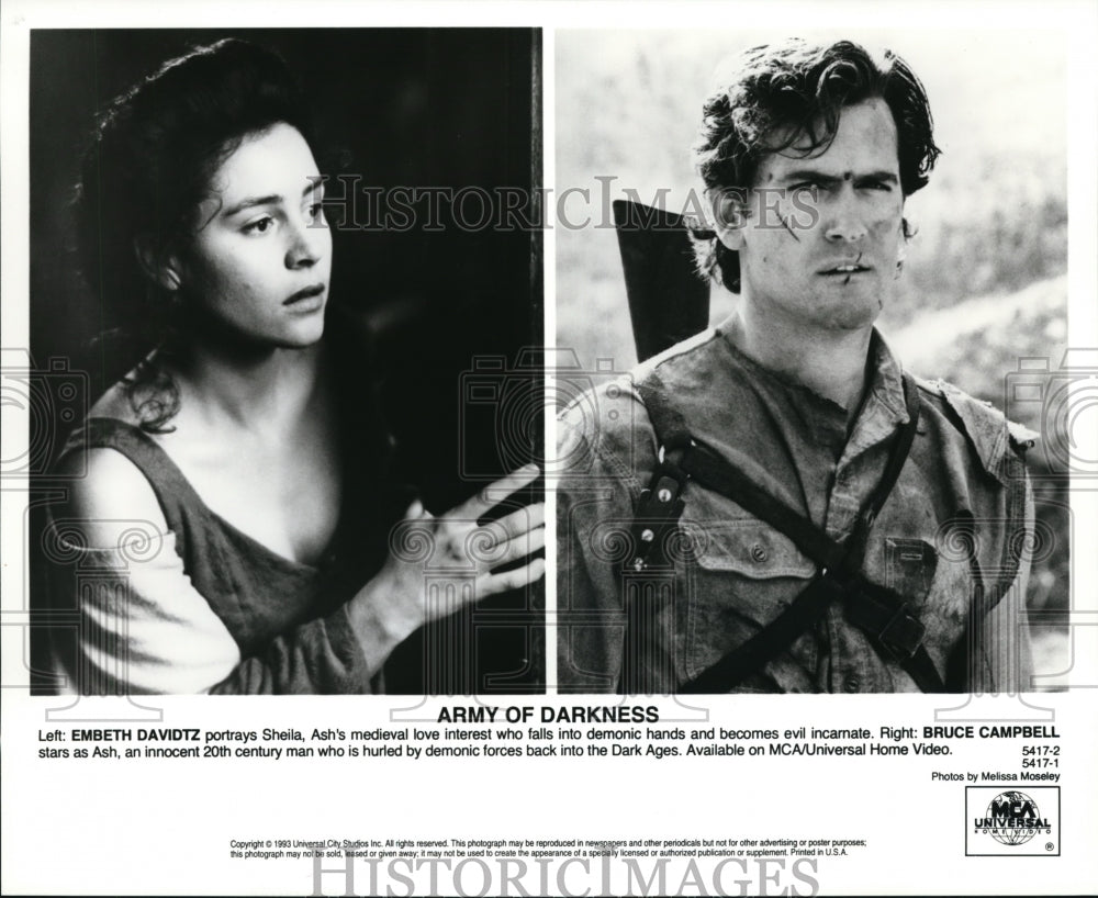Press Photo Embeth Davidtz and Bruce Campbell in Army Of Darkness presented by - Historic Images