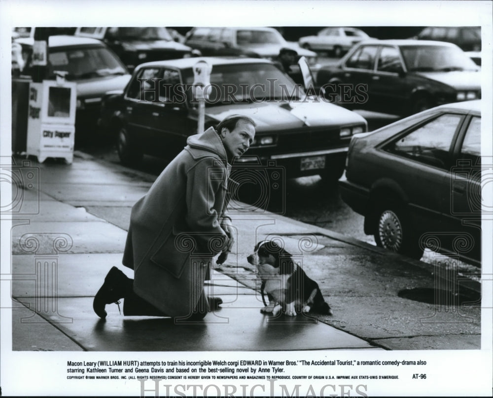 1988, William Hurt and Edward in The Accidental Tourist. - cvp33672 - Historic Images