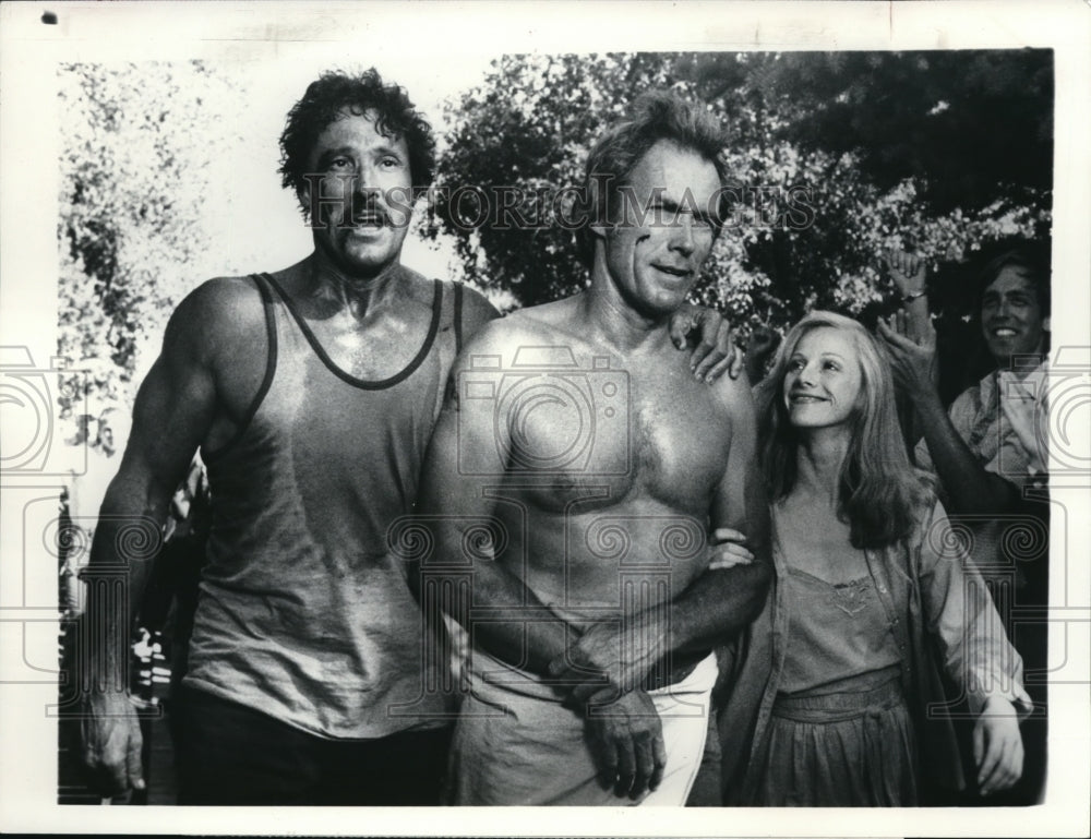 1984, William Smith and Clint Eastwood in Any Which Way You Can. - Historic Images