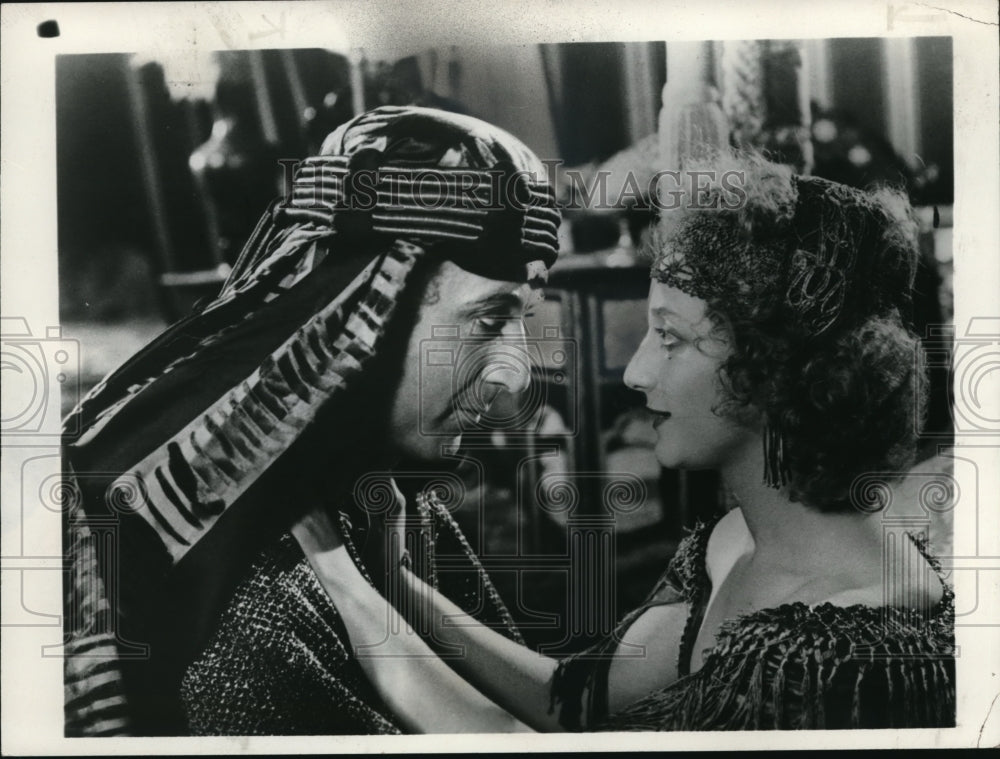 1984 Press Photo Actor and actress in Egyptian garb - cvp33913- Historic Images