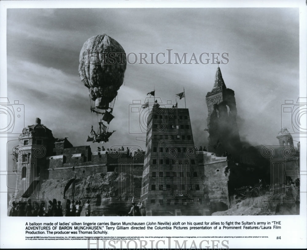 1988 Press Photo John Neville in The Adventures of Baron Munchausen - Historic Images