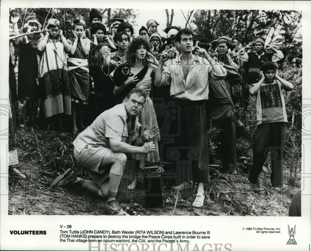 1985 Press Photo Volunteers John Candy Rita Wilson Tom Hanks - cvp33980- Historic Images
