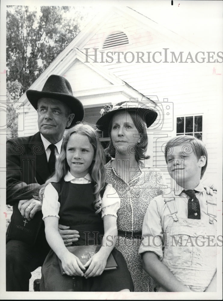 1975 Press Photo Glenn Ford Elizabeth Cheshire Julie Harris in The Family Holvak-Historic Images