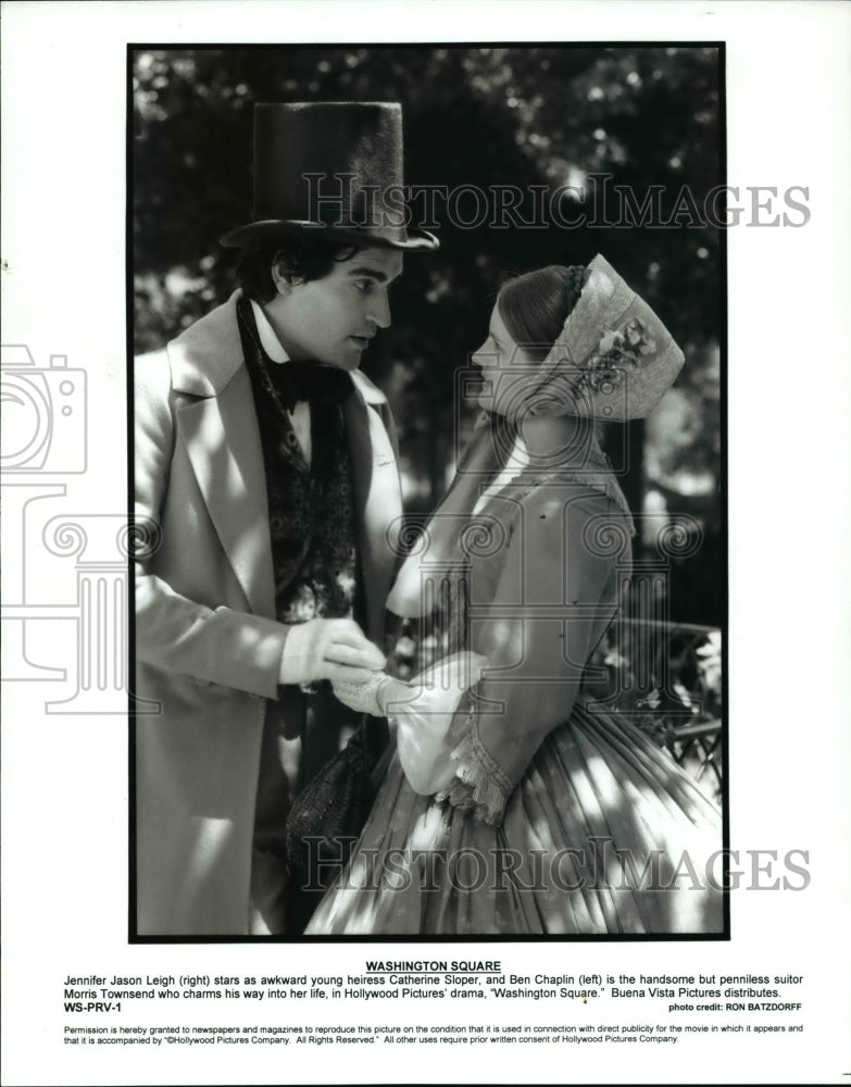 1997 Press Photo Jennifer Jason Leigh and Ben Chaplin star in Washington Square - Historic Images