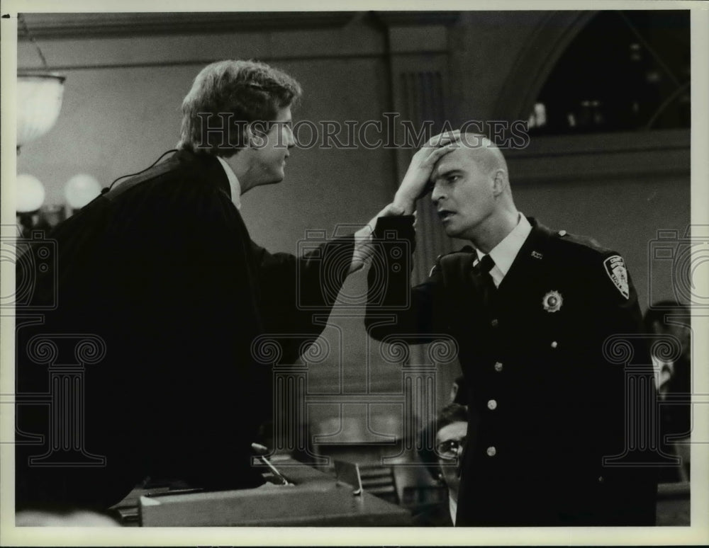 1984 Press Photo Richard Moll &amp; Harry Anderson in Night Court - cvp35006 - Historic Images