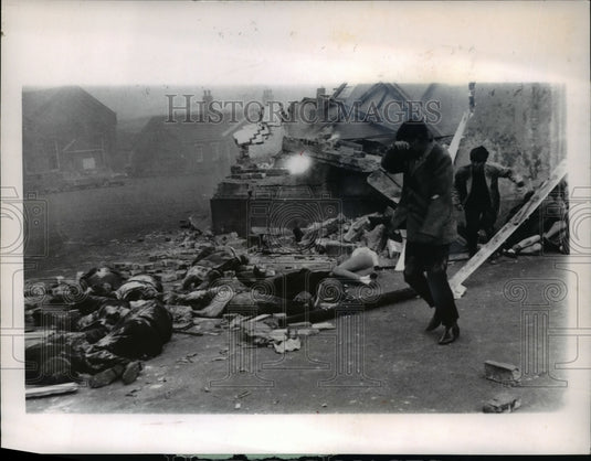 1967 Press Photo "The War Game" - Historic Images