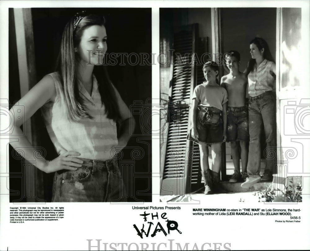 1994 Press Photo Mare Winningham Lexi Randall Elijah Wood in &quot;The War&quot;-Historic Images