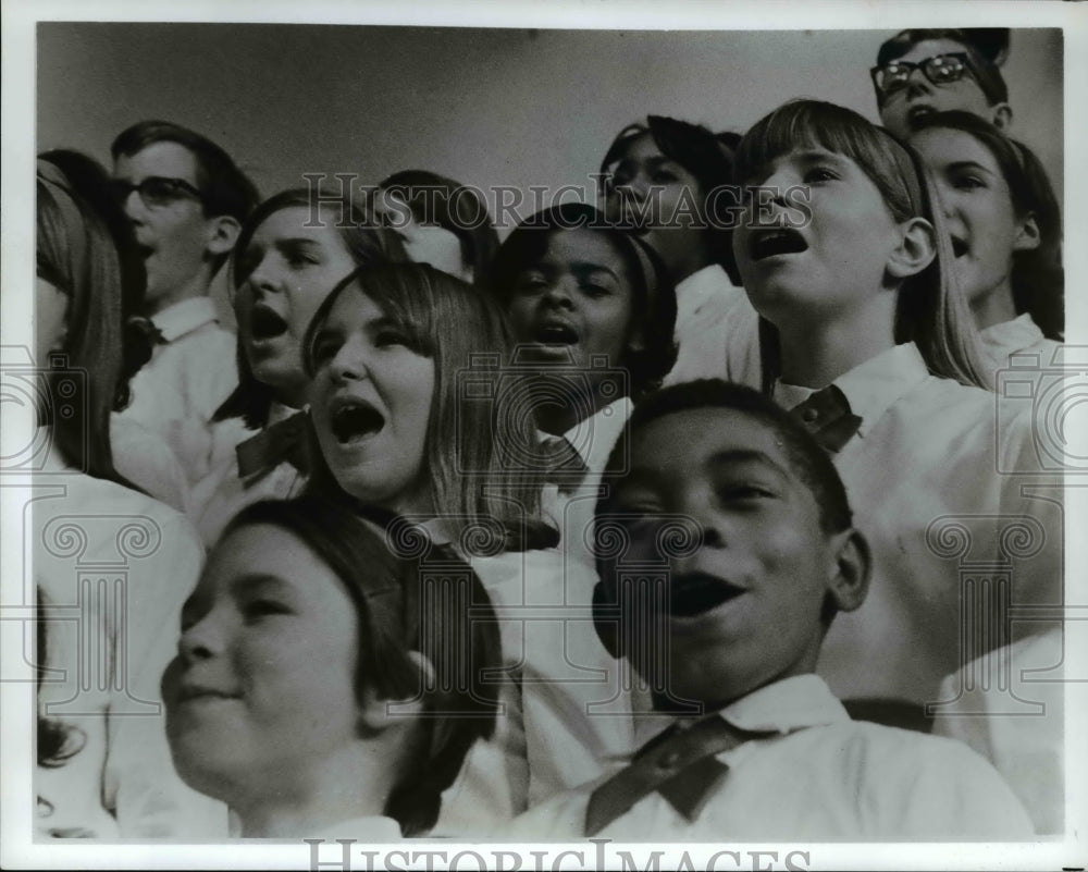 1971 Press Photo Singing Angels - cvp35095 - Historic Images