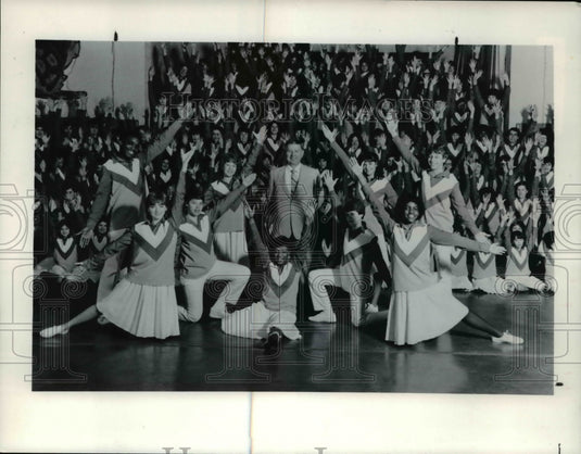 1984 Press Photo Angels with director, Bill Boehm in THE SINGING ANGELS - Historic Images