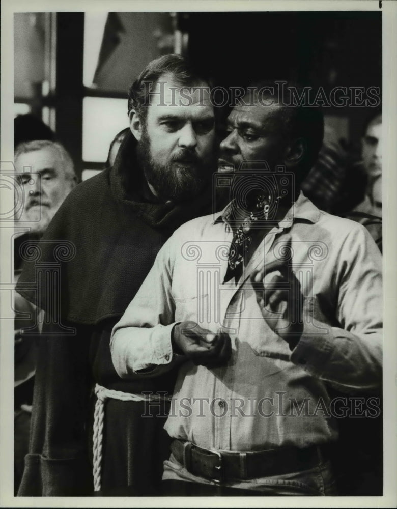 1981 Press Photo Merlin Olsen and Moses Gunn in &quot;Father Murphy&quot; - cvp35362 - Historic Images