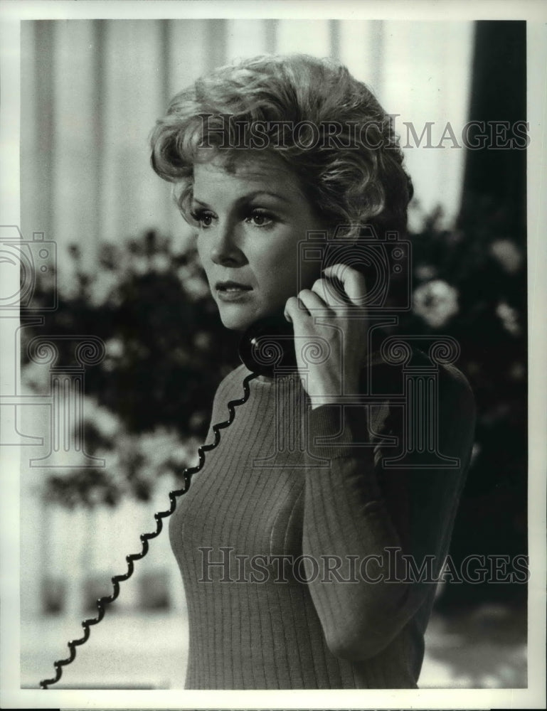 1975 Press Photo Laraine Stephens stars in Matt Helm TV series - Historic Images