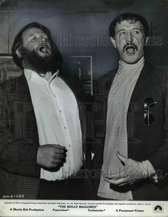 1969 Press Photo Malachy McCourt and Richard Harris in The Molly Maguires - Historic Images
