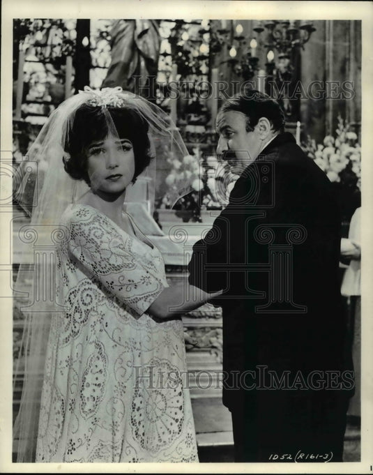 1963 Press Photo Shirley MacLaine and Lou Jacobi in Irma la Douce - Historic Images