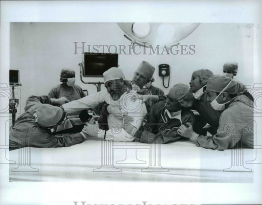 1985 Press Photo Dabney Coleman and Michael McKean in Young Doctors in Love - Historic Images
