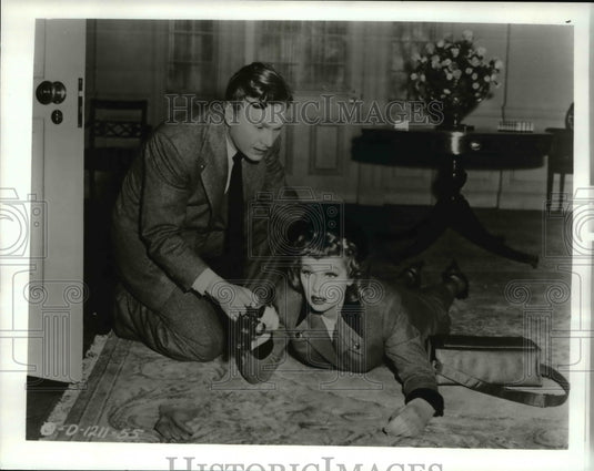1983 Press Photo Eddiie Albert and Lucille Ball in You can't take it - Historic Images