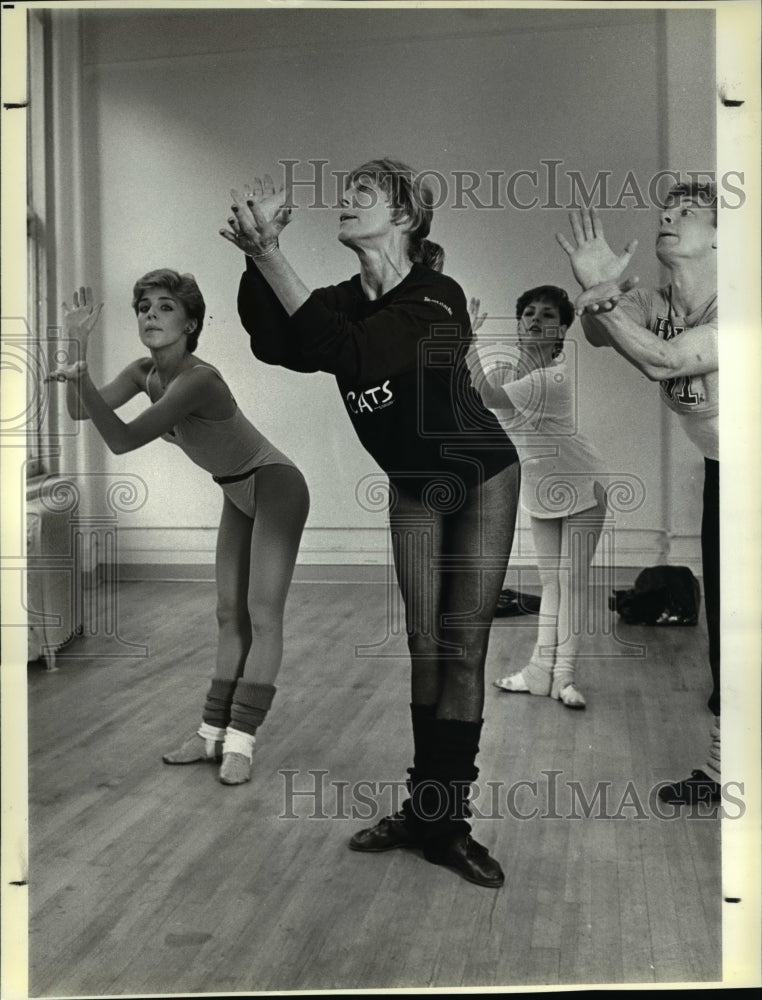 198 Press Photo Gillian Lyne rehearses with members at studio in Manhattan- Historic Images