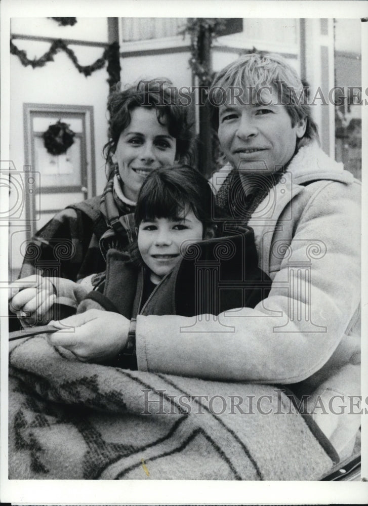 1986 Press Photo Jane Kaczmarek Gennie James and John Denver The Christmas Gift-Historic Images