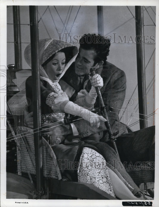 1965 Press Photo Stuart Whitman Sara Miller Those Magnificent Men Flying Machine - Historic Images
