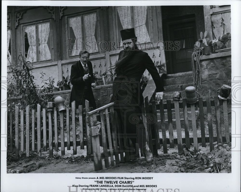 1971 Press Photo Dom DeLuise and Mel Brooks star in The Twelve Chairs - Historic Images