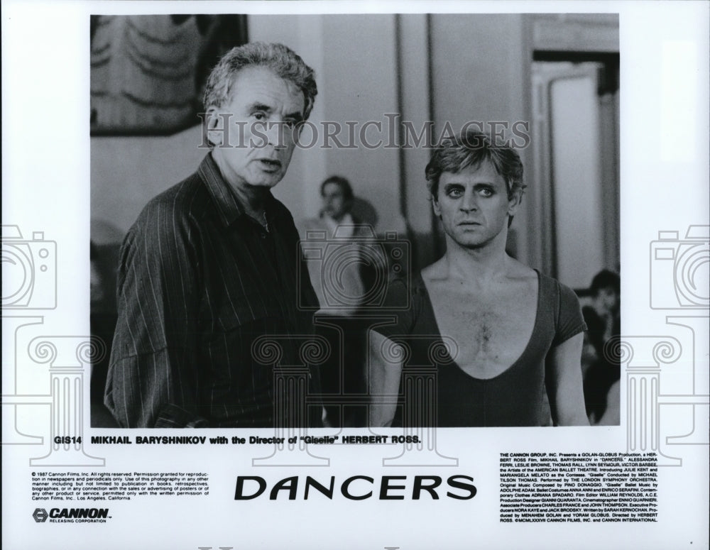 1988 Press Photo Mikhail Baryshnikov with Director Herbert Ross in Dancers - Historic Images