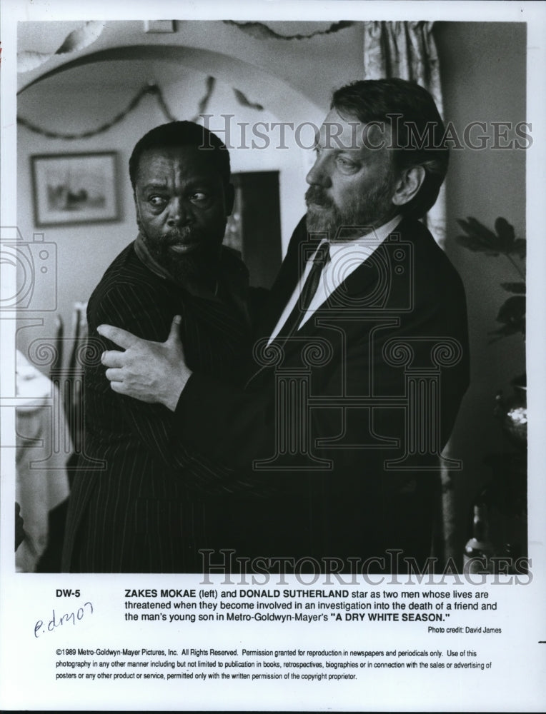 1989 Press Photo Zakes Mokae and Donald Sutherland star in A Dry White Season- Historic Images